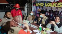 Kepala BIN Daerah Aceh, Andi Roediprijatna W memantau giat vaksinasi Covid-19 malam hari. (Istimewa)