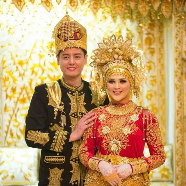Potret 6 Pasangan Artis Pakai Adat Aceh ketika Menikah,
