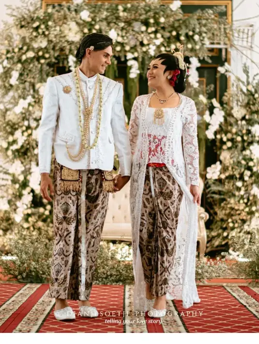 Pesepak bola Cristian Gonzales baru saja menikahkan putrinya. Amanda Gonzales resmi dipersunting atlet sepak bola berdarah Filiipina, Christian Rontini. Pernikahan di gelar di Yogyakarta pada Sabtu (28/10/2023) kemarin. Berikut beberapa potretnya. [Foto: Instagram/djanjisoetji.photography]