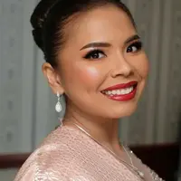 Di acara pernikahan sang adik, Felicia Hutapea tampil dalam balutan kebaya berpayet nuansa peach pink. [@djanurms.mua/@myrnamyura]