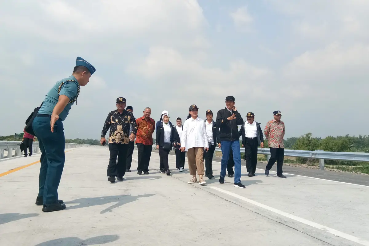 Presiden Jokowi saat meresmikan empat ruas tol Trans Jawa seksi Jawa Timur