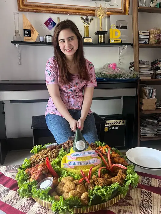 Foto tersebut telah disukai puluhan ribu warganet. Banyak yang ikut mendoakan untuk ayah Tissa yang diketahui meninggal saat akan dibangunkan untuk salat Subuh. [Instagram/tissabiani]