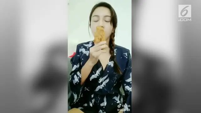 Seorang wanita membuat video bagaimana cara makan enak walaupun tengah menjalani diet
