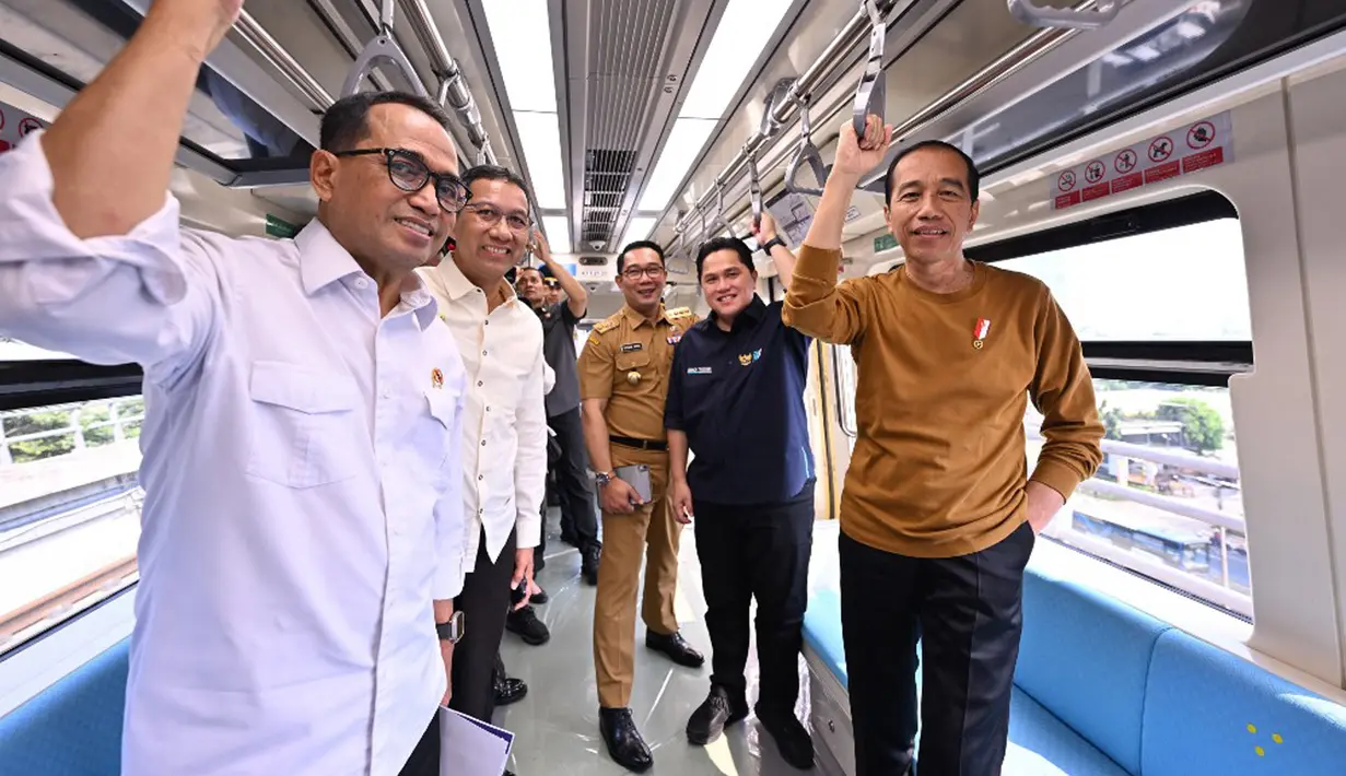 <p>Presiden Joko Widodo atau Jokowi (kanan), Menteri Perhubungan Budi Karya Sumadi (kiri), Menteri Badan Usaha Milik Negara Erick Thohir (kedua kanan), dan Gubernur Jawa Barat Ridwan Kamil (ketiga kanan) menaiki light rail transit (LRT) di Jakarta, Kamis (3/8/2023). Jokowi mencoba LRT Jabodebek rute Harjamukti-Dukuh Atas. (ADEK BERRY/AFP)</p>