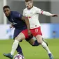 Penyerang Red Bull Leipzig, Timo Werner berusaha merebut bola dari bek Tottenham Hotspur, Japhet Tanganga pada pertandingan leg kedua babak 16 besar Liga Champions di di Red Bull Arena, Jerman (10/3/2020). RB Leipzig menang telak atas Tottenham 3-0. (AP Photo/Michael Sohn)