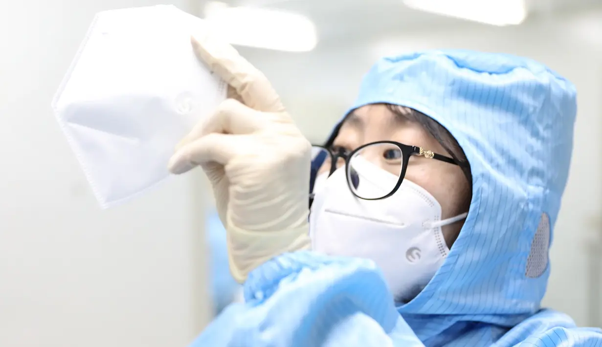 Pekerja mengecek kualitas masker kesehatan N95 di ruang kerja perusahaan produsen masker di Shenyang, China, 8 Februari 2020. Selama beberapa hari, perusahaan itu berjanji akan terus bekerja hingga 20 jam per hari untuk memastikan output harian masker N95 mencapai 20.000 lebih. (Xinhua/Yao Jianfeng)