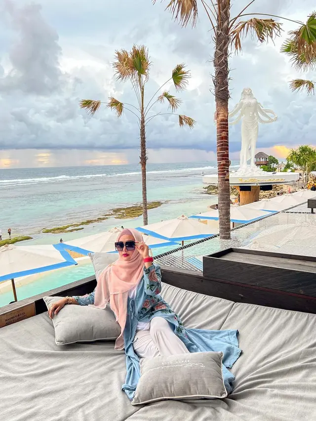 Potret terbaru Eddies Adelia yang awet muda