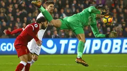 Kiper Swansea City, Lukasz Fabianski (kanan) mengamankan bola dari kejaran pemain Liverpool, Mohamed Salah pada lanjutan Premier League di Liberty Stadium, Swansea, (22/1/2018). Liverpool kalaj dari Swansea 0-1. (AFP/Geoff Caddick)
