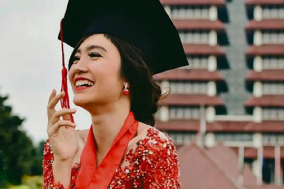 [Bintang] Cantik dan Anggun, Ini Potret Febby Rastanty Saat Wisuda