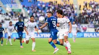 Winger Arema, Marcos Vinicius dihentikan bek Bali United, Tim Geypens dalam laga pekan kedelapan BRI Super League 2026/2027 di Stadion Kanjuruhan, Malang, Sabtu (31/10/2026). (Bola.com/Iwan Setiawan)