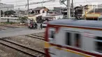 Sejumlah kendaraan melintasi perlintasan kereta api Nomor 52 di Pisangan Lama, Jakarta, Kamis (11/4). Pintu perlintasan ini dan JPL 66 di Jalan Stasiun Cakung akan ditutup permanen saat diberlakukannya Double Double Track (DDT) lintas Manggarai-Cikarang. (merdeka.com/Iqbal S. Nugroho)