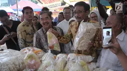 Plt Gubernur DKI Jakarta, Djarot Saiful Hidayat saat membeli jajanan takjil di pasar Benhil, Jakarta, Jumat (2/6). Djarot meninjau pasar takjil Benhil serta membeli aneka makanan takjil tradisional. (Liputan6.com/Yoppy Renato)