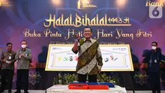 Direktur Utama Bank BTN Haru Koesmahargyo menunjukan telapak tangan yang telah dibubuni cat warna warni pada acara Halal Bihalal Bank BTN di Jakarta, Rabu (11/5/2022). Halal Bihalal dengan stakeholder dari Asosiasi Pengembang, Kementerian PUPR, Kementerian Keuangan, BP Tapera dan PT Sarana Multigriya Finansial (SMF) merupakan bentuk komitmen Bank BTN dalam berkolaborasi membangun rumah rakyat dengan tema "Growth Through Collaboration in Diversity”. (Liputan6.com/HO/BTN)