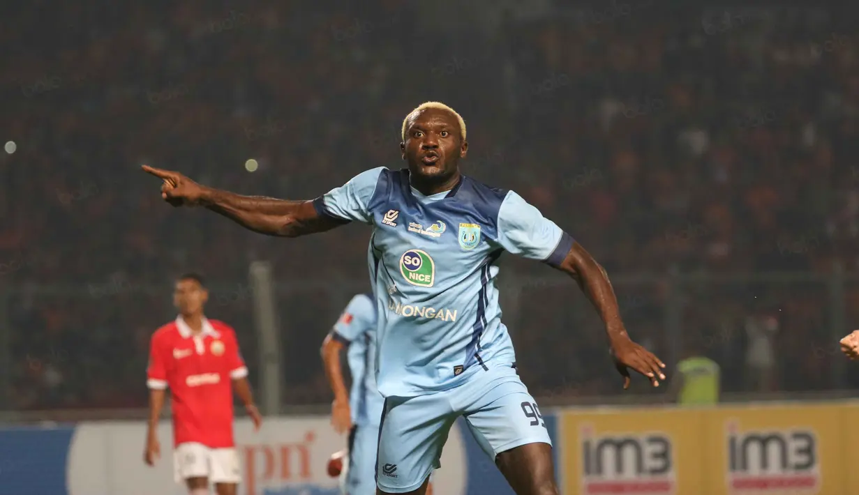 Striker Persela, Herman Dzumafo Epandi, merayakan gol ke gawang Persija dalam laga Torabika Soccer Championship 2016 di Stadion Utama Gelora Bung Karno, Jakarta, Jumat (13/5/2016). (Bola.com/NIcklas Hanoatubun)
