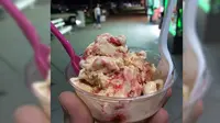 Es krim hantu ini memang memiliki rasa yang unik dengan perpaduan es krim vanila yang diberi saus strawberry dan saus 'cabai setan' 