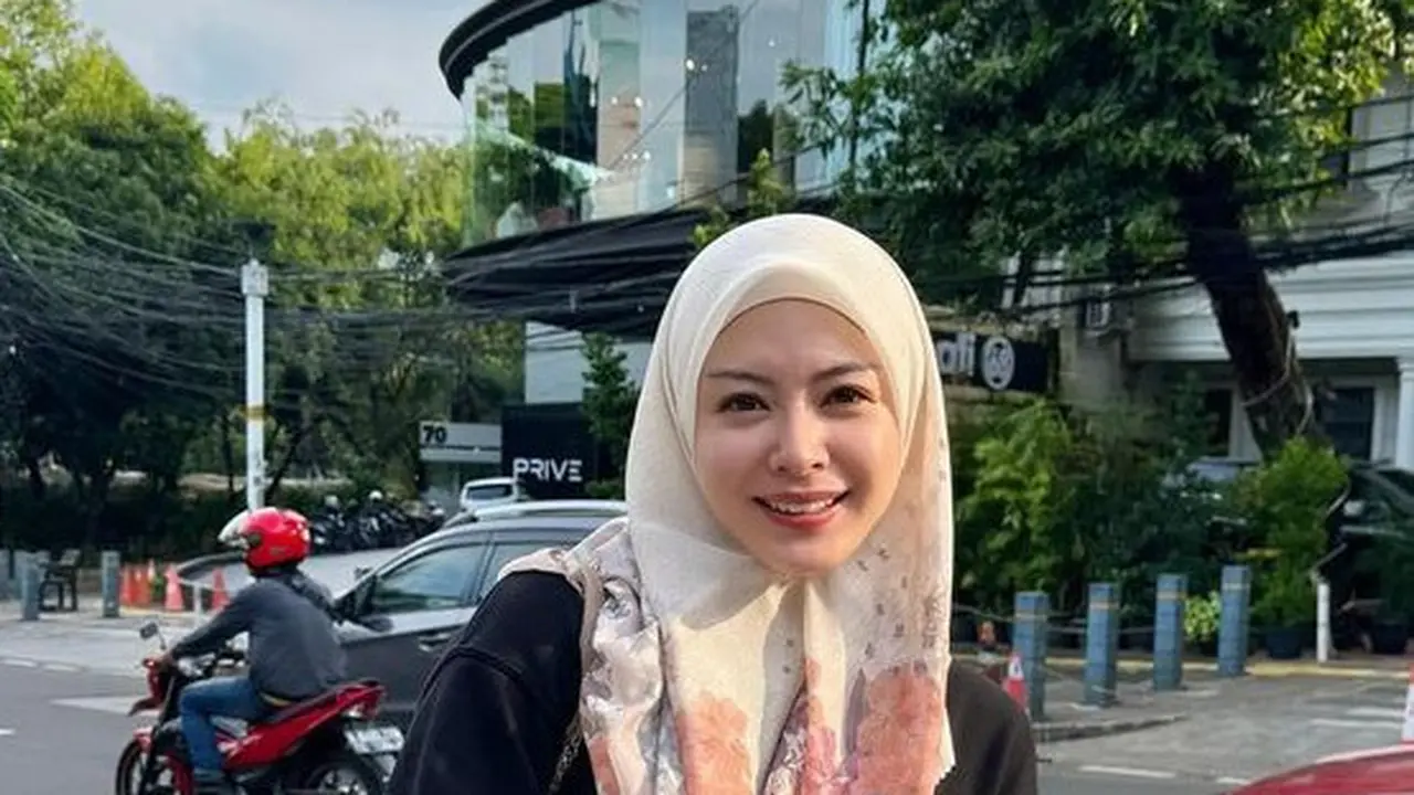 Potret Terbaru Ayana Moon Bisa Jadi Inspirasi Outfit Bukber