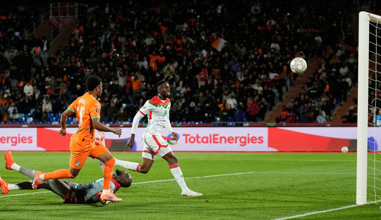 Amad Diallo membuka keunggulan Pantai Gading pada menit ke-20. Amad dengan lincah melewati dua pemain bertahan sebelum menaklukkan kiper Herve Koffi lewat sontekan cerdik dari jarak dekat. (AP Photo/Themba Hadebe)