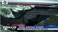 Kemarahan warga dipicu mobil yang dikendarai secara ugal ugalan dengan menabrak sejumlah sepeda motor.
