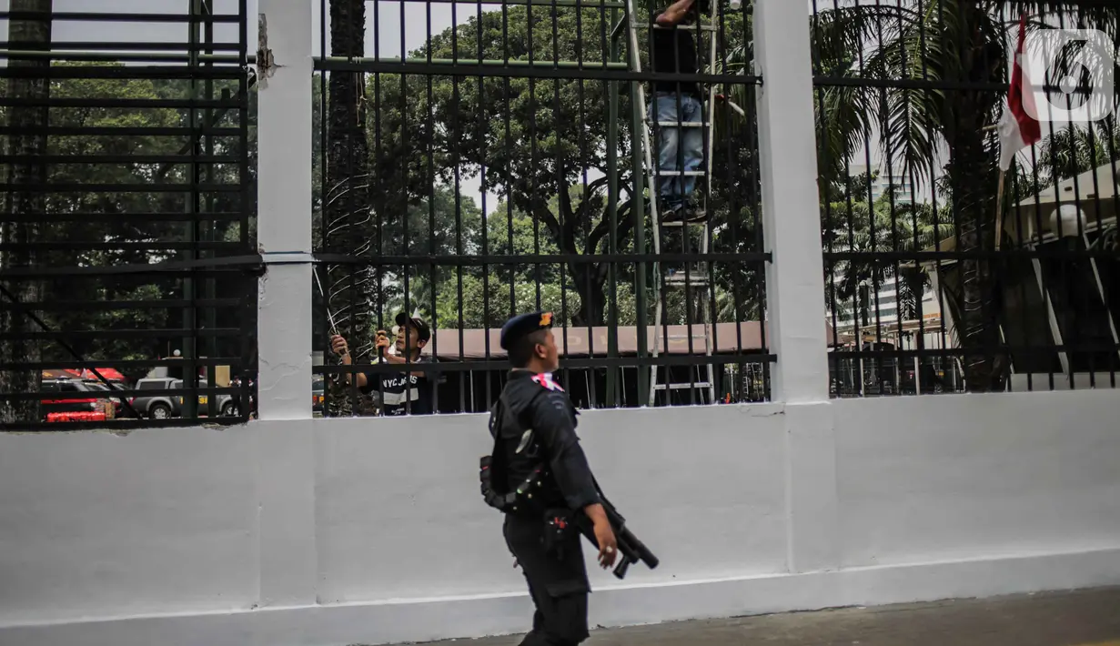 Pekerja melakukan pengecatan pagar di kompleks Parlemen Gedung DPR/MPR, Senayan, Jakarta., Rabu (16/10/2019). Jelang pelantikan presiden dan wakil presiden pada 20 Oktober, berbagai persiapan dilakukan Gedung DPR, salah satunya mempercantik pagar di depan pintu masuk. (Liputan6.com/Faizal Fanani)