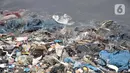 Sampah mencemari kawasan pesisir Cilincing, Jakarta Utara, Rabu (8/6/2022). Menurut data Kementerian Lingkungan Hidup dan Kehutanan (KLHK) pada tahun 2020, wilayah lautan Indonesia sudah tercemar oleh sekitar 1.772,7 gram sampah per meter persegi. (merdeka.com/Iqbal S. Nugroho)