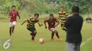 Pemain seleksi Timnas Indonesia U-19, Sadil Ramdani (tengah) berebut bola dengan pemain PPLM saat laga uji tanding perdana di NYTC Sawangan, Jumat (5/8). Pemain seleksi Timnas U-19 berhasil menekuk PPLM 3-0. (Liputan6.com/Helmi Fithriansyah)
