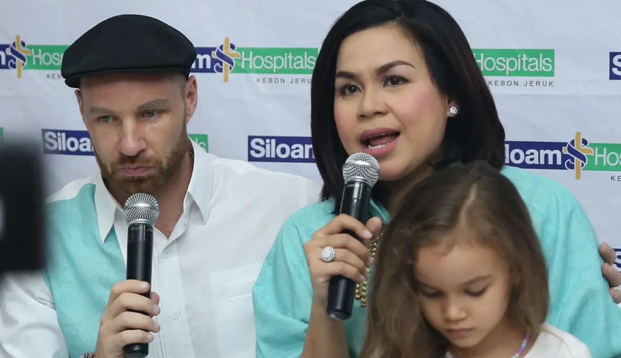 "Aku sempat lihat muka dokternya pada tegang. Memang aku sengaja mendengar musik, tapi kalau sudah selesai dan bayi keluar, aku minta diberi kode," ucap Melaney. (Andy Masela/Bintang.com)
