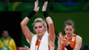 Atlet voli wanita Belanda, Laura Dijkema bertepuk tangan usai pertandingan melawan tim Tiongkok pada semifinal Olimpiade Rio 2016 di Rio de Janeiro, Brasil, (18/8). (AFP PHOTO / Thomas COEX)