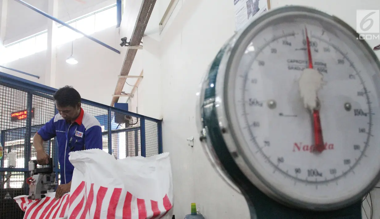 Proses pengiriman paket untuk dikirim ke berbagai daerah di gudang logistik TIKI, Bandara Soekarno-Hatta, Kamis (18/5). Pengiriman logistik pada Ramadan dan Lebaran 2017 diprediksi akan mengalami peningkatan hingga 50 persen (Liputan6.com/Angga Yuniar)