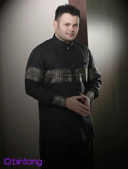 Gaya Ridho Rhoma kalem memang sedikit berbeda dengan sang Rhoma Irama yang lebih atraktif. (Wardrobe: House of Hasto; Hasto Nugroho JS. Foto: Galih W. Satria/Bintang.com)