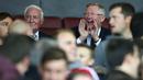 Mantan pelatih Manchester United, Alex Ferguson tersenyum saat menyaksikan laga Red Devils melawan Zorya Luhansk pada laga kedua Grup A Liga Europa di Old Trafford, Jumat (30/9/2016) dini hari WIB. (AP/Dave Thompson)