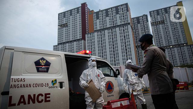 FOTO: Kesibukan Tim Medis Bawa Pasien COVID-19 ke Wisma Atlet