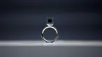 The Smog Free Ring terbuat dari partikel asap dikumpulkan lalu dikompresi oleh pembersih udara terbesar di dunia, Beijing, Kamis (29/9). Partikel di cincin ini setara dengan 1000m3 udara bersih ke kota. (REUTERS / Damir Sagolj) 