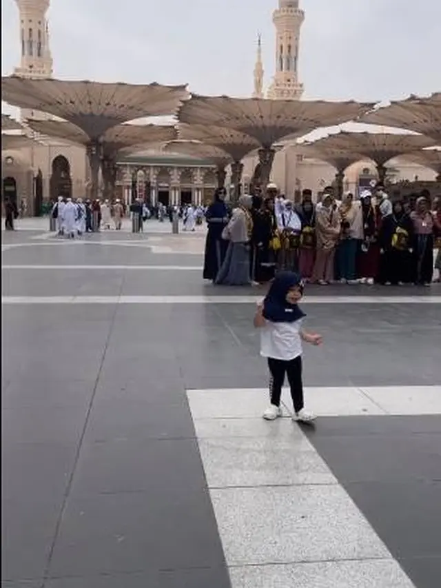6 Momen Zaskia Gotik Jalani Ibadah Umrah, Ajak Kedua Buah Hati yang Masih Kecil