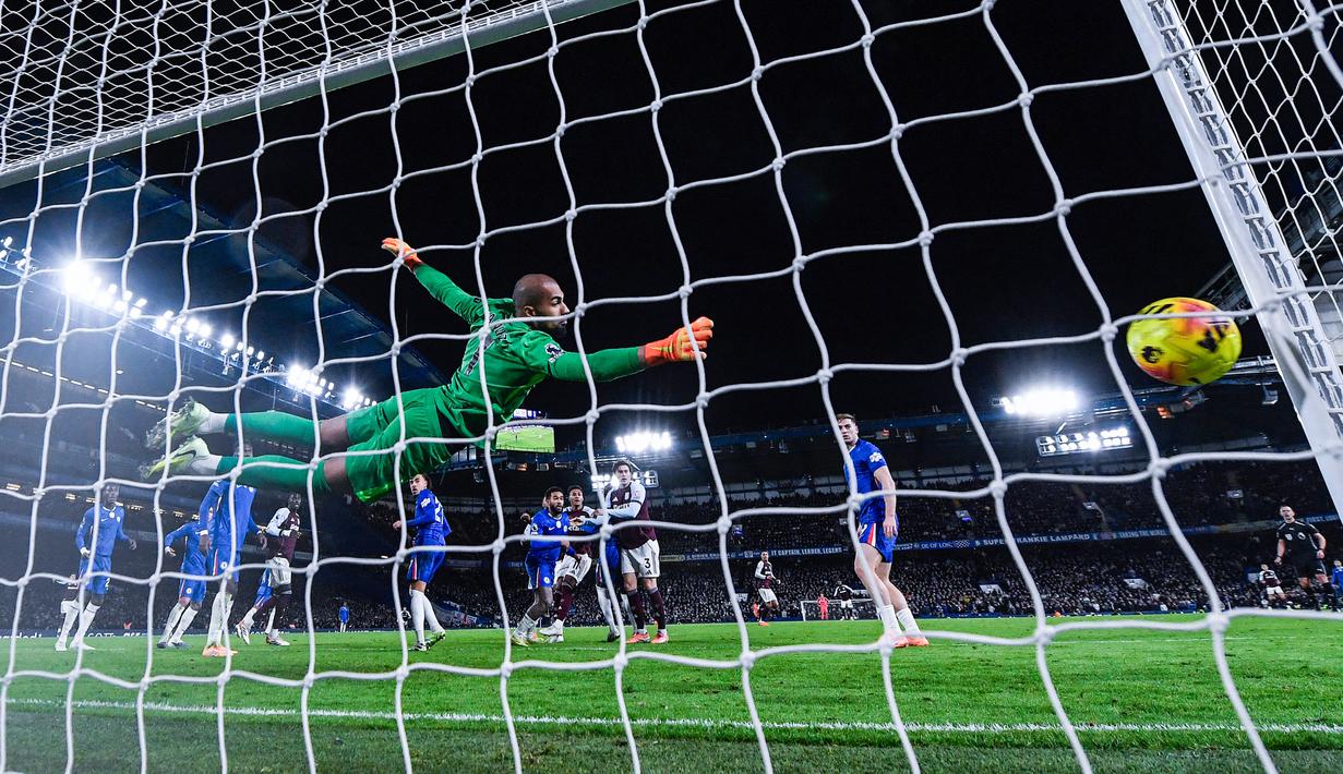 Tuan rumah sempat unggul lebih dulu lewat gol Joao Pedro menjelang akhir babak pertama. Namun, penampilan impresif Ollie Watkins di paruh kedua mengubah arah pertandingan sepenuhnya. (AFP/Glyn Kirk)