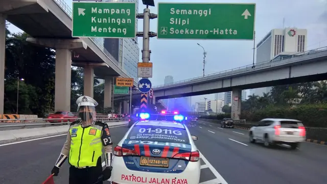 Arus lalu lintas Jakarta di hari kedua masuk kantor, Selasa (9/6/2020) terpantau lancar