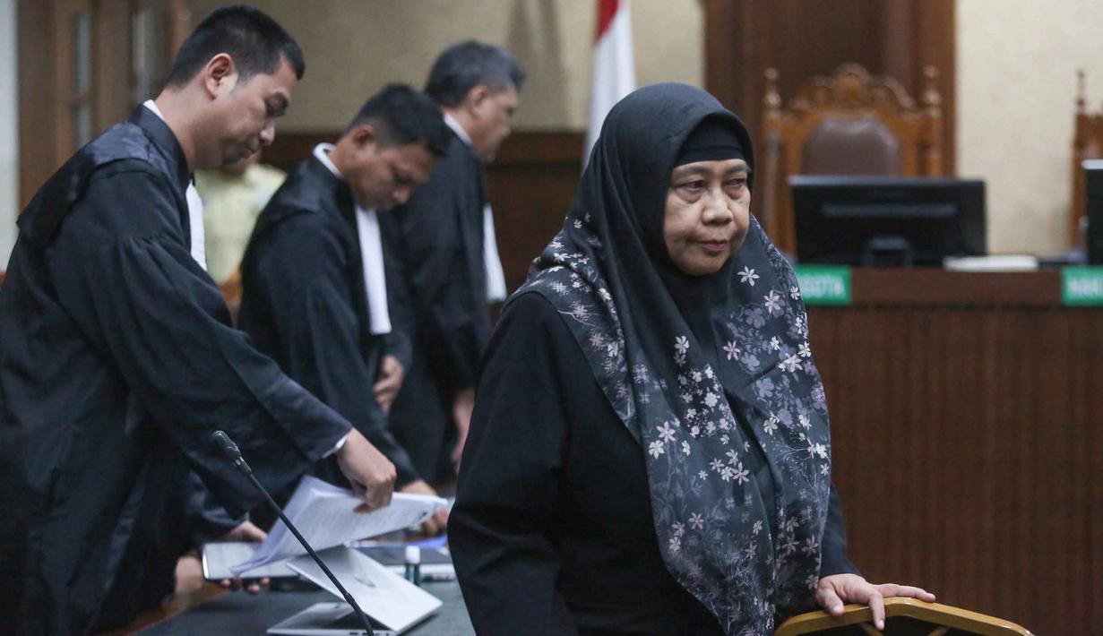 Pengadilan Tindak Pidana Korupsi Jakarta menjatuhkan vonis kepada dua mantan petinggi PT Pertamina (Persero) dalam perkara korupsi pengadaan Liquefied Natural Gas (LNG) atau gas alam cair. Tampak dalam foto, terdakwa kasus korupsi pengadaan Liquefied Natural Gas (LNG) atau gas alam cair yang merupakan Vice President Strategic Planning Business Development Direktorat Gas Pertamina periode 2012–2013, Yenni Andayani, usai sidang pembacaan putusan di Pengadilan Tindak Pidana Korupsi (Tipikor), Jakarta, Senin (4/5/2026). (merdeka.com/Arie Basuki)