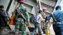 Prajurit TNI membantu warga ex Gafatar saat tiba di Dermaga Kolinlamil Tanjung Priok, Jakarta, Rabu (27/01). Nantinya mereka akan mendapatkan pembinaan keahlian selama 3-7 hari. (Liputan6.com/Faizal Fanani)