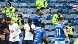 Striker Rangers, Antonio Colak (tengah) berselebrasi usai mencetak gol ke gawang Tottenham pada pertandingan persahabatan di Stadion Ibrox di Glasgow (23/7/2022). Tottenham menang tipis atas Rangers 2-1. (AFP Photo/Andy Buchanan)