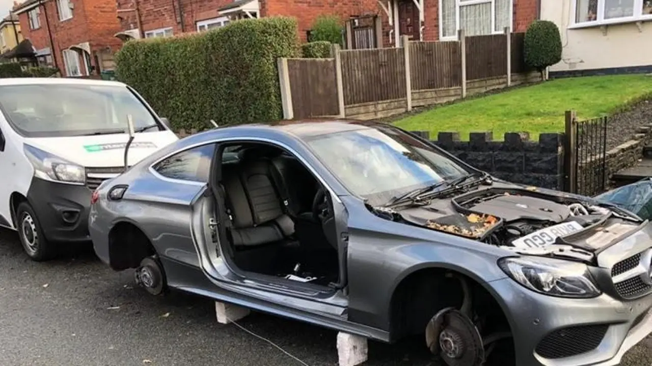 Parkir di Depan Rumah, Mobil Pria Ini Dipreteli Sampai Bersih oleh Pencuri