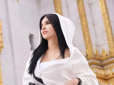 Maria Vania saat berpose di Grand Palace, Bangkok, Thailand. Ia tampil stylish mengenakan rop tube top atau kemben ketat berwarna putih. Maria memadukannya dengan crop top jacket ber-hoodie dengan memakai celana yang materialnya serupa crop jacketnya. (Instagram/maria_vaniaa)