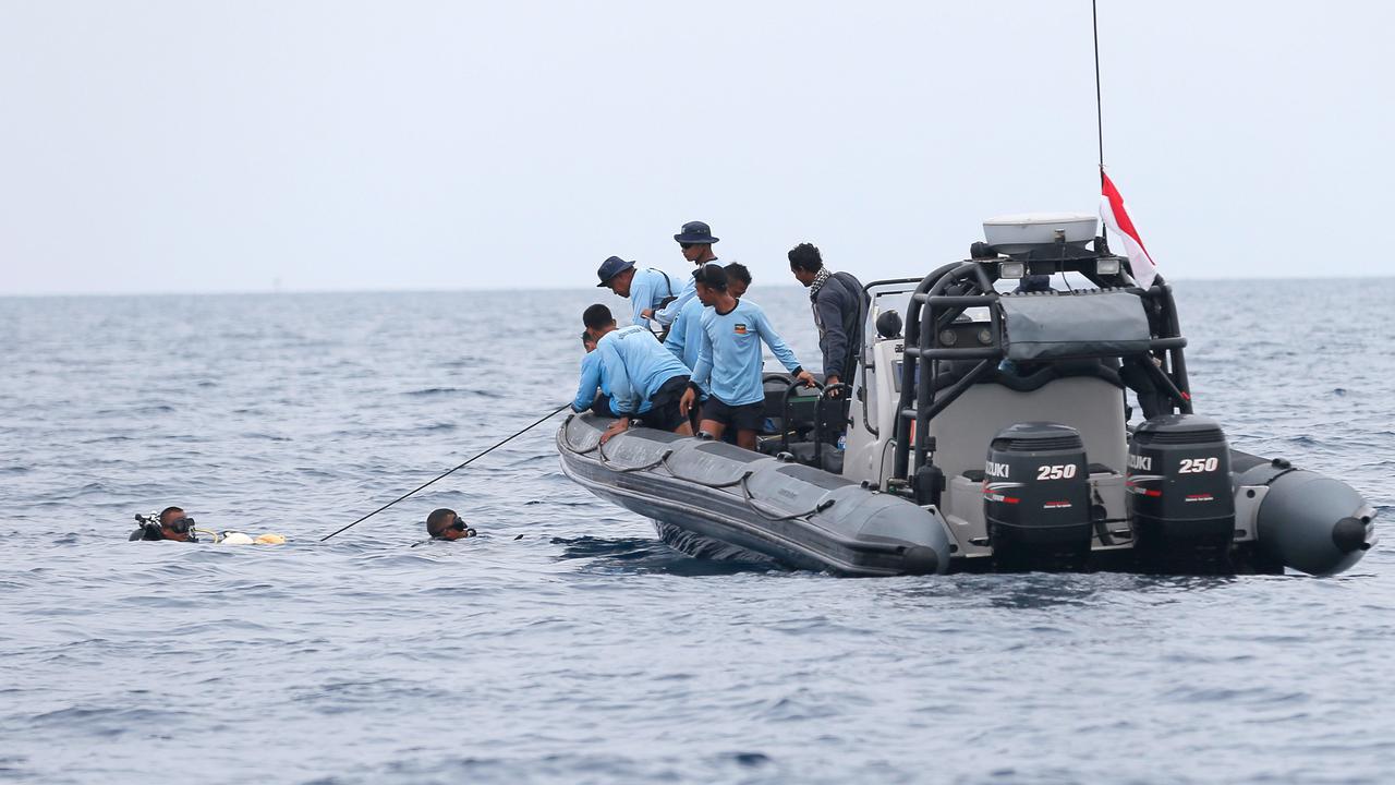 Aksi Pasukan Katak TNI AL Cari Korban Lion Air Jatuh