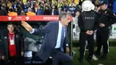 Pelatih Besiktas, Senol Gunes setelah kepalanya terkena lemparan benda tajam dari tribun penonton pada semifinal Piala Turki melawan Fenerbahce di Istanbul, Kamis (19/4). Pertandingan memanas usai pemain Besiktas, Pepe diganjar kartu merah. (AP)