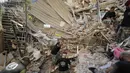Tentara mencari korban selamat setelah ledakan besar di Beirut, Lebanon, Rabu (5/8/2020). Ledakan yang mengakibatkan puluhan orang tewas dan ribuan lainnya terluka tersebut meratakan pelabuhan dan merusak bangunan di seluruh Beirut. (AP Photo/Hassan Ammar)
