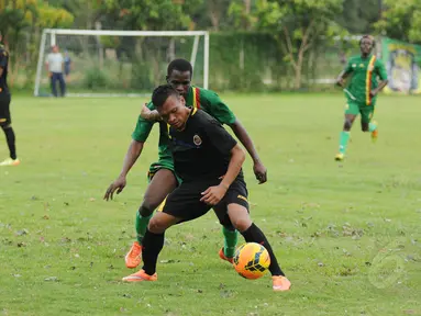 Sriwijaya FC melakukan laga uji coba melawan Mali FC di Lapangan Soetasoma Halim Perdanakusuma, Jakarta (8/1/2015). (Liputan6.com/Helmi Fithriansyah)