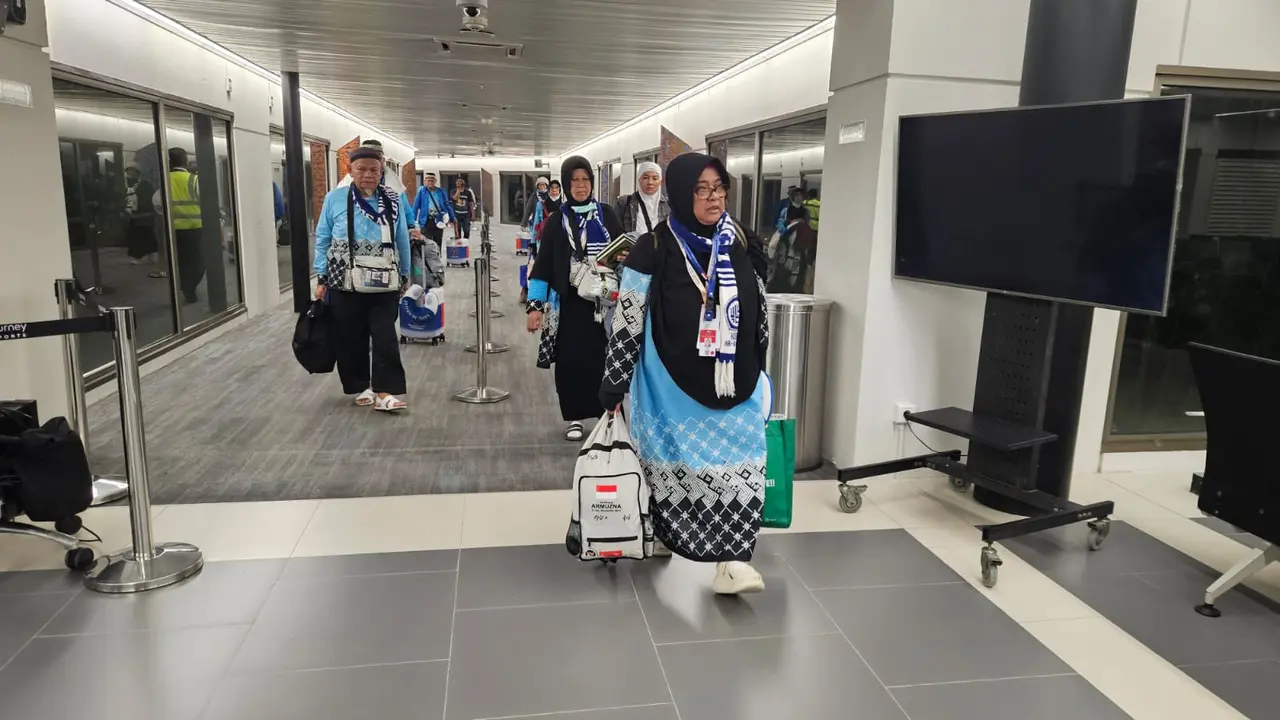 Kloter Pertama Jamaah Haji Tiba di Bandara Soetta