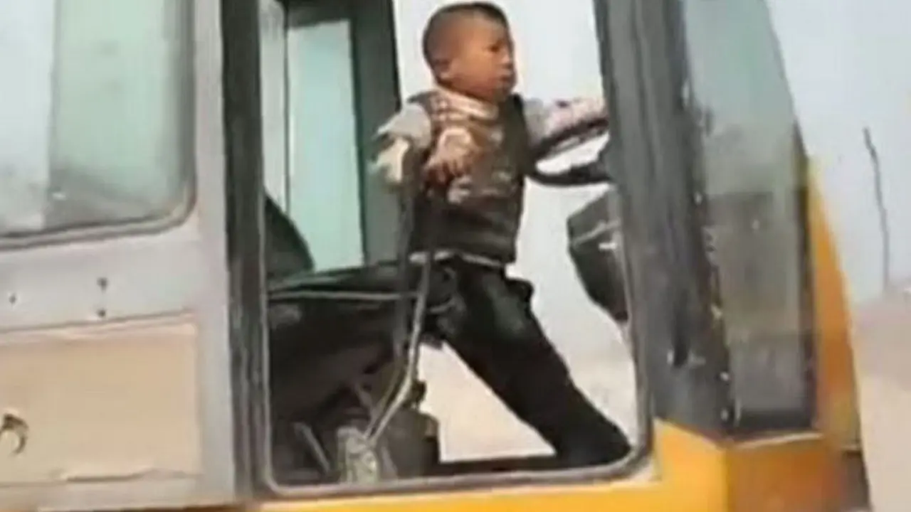 Bocah 5 Tahun Ini Mahir Mengendarai Bulldozer