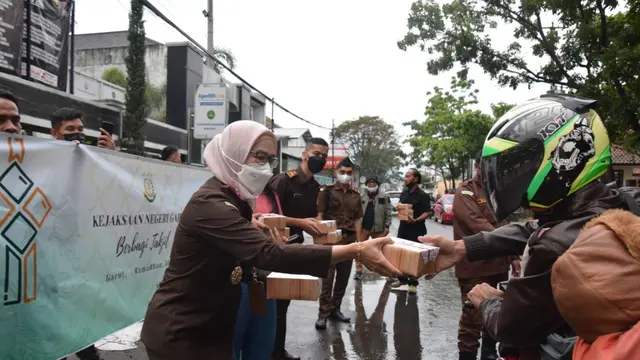Dibantu beberapa staf kejaksaan, Kajari Garut, Neva Sari Susanti langsung memimpin pembagian paket takjil ramadan 2022 kepada pengguna jalan di depan kantor Kejari Garut, Senin petang.