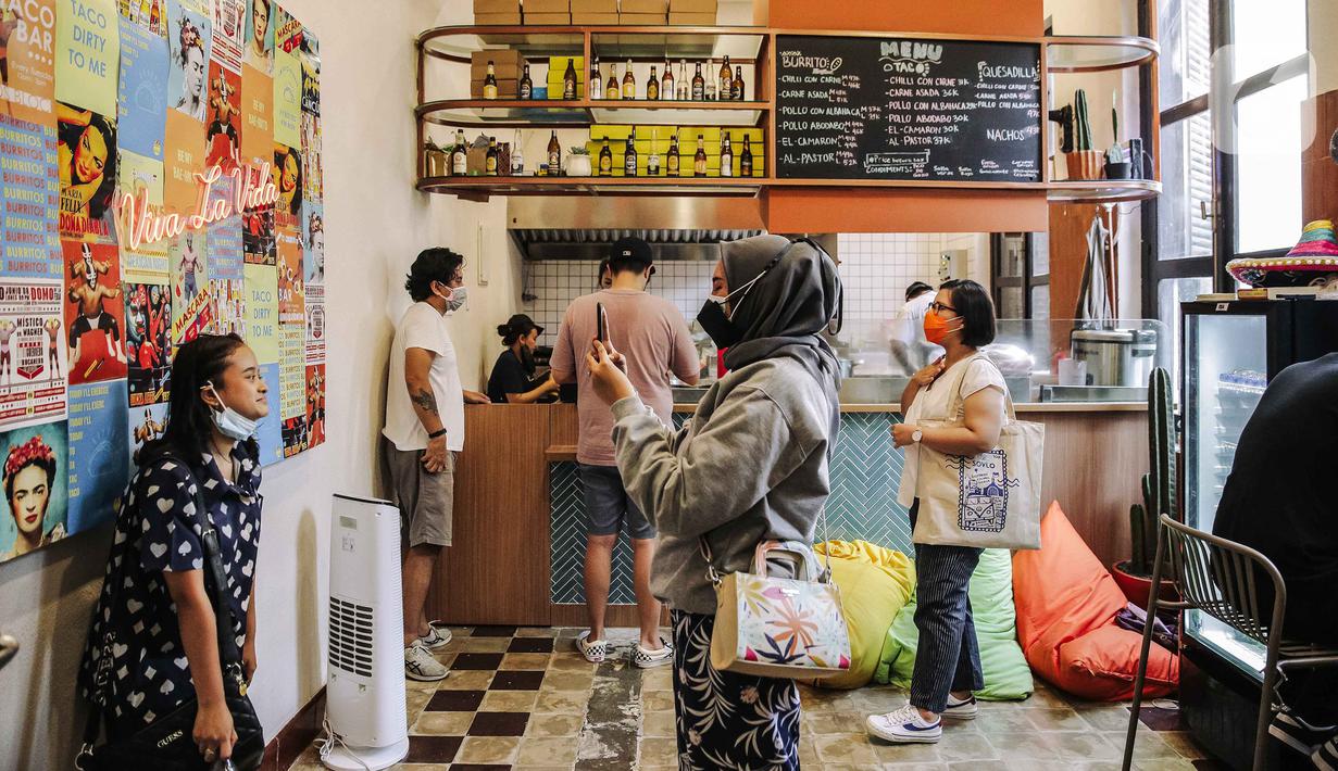 Suasana kafe di Pos Bloc, Jakarta Pusat, Sabtu (9/10/2021). Tidak hanya pertunjukan musik, Pos Bloc juga akan mewadahi usaha mikro, kecil, dan menengah (UMKM) di bidang kuliner, film, fesyen, dan kriya. (Liputan6.com/Faizal Fanani)