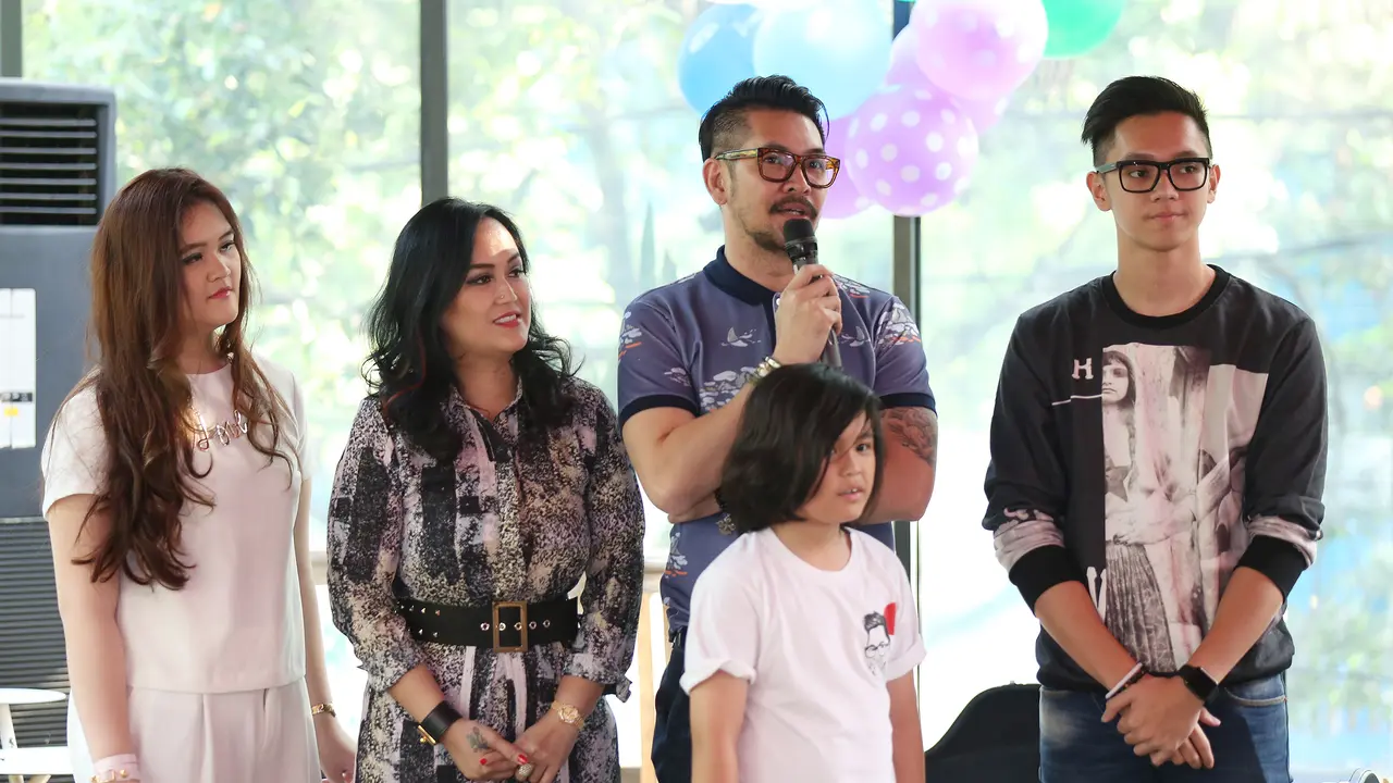 [Bintang] Ferry Salim memberikan sambutan di ultah Brandon Salim
