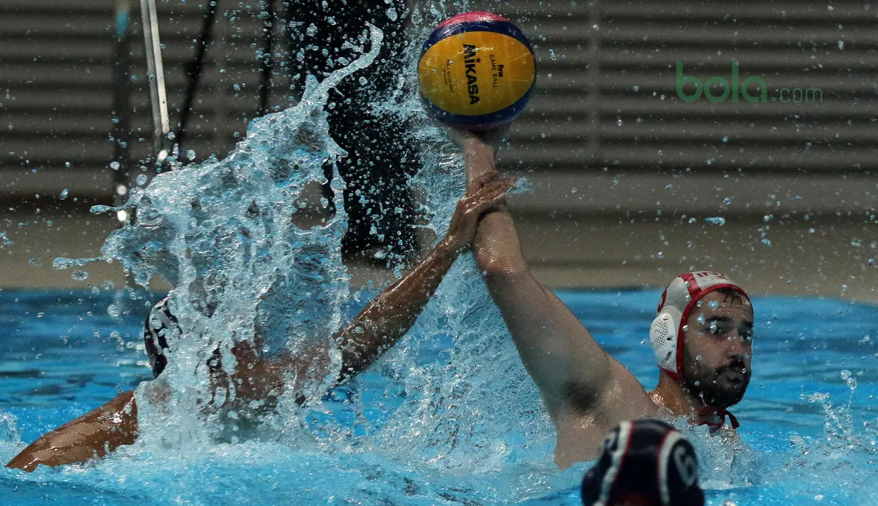 Rian Rinaldo (kiri) menahan lemparan atlet Polo Air Serbia pada latihan gabungan di Aquatic Center, Jakarta, Rabu (10/7/2018). Latihan tersebut adalah persiapan tim Indonesia menuju Asian Games 2018. (Bola.com/Nick Hanoatubun)